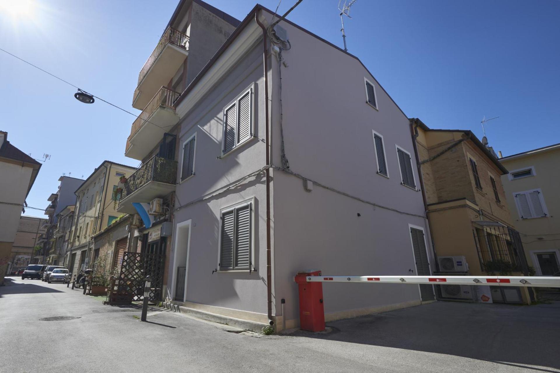 Moderno Appartamento In Pieno Centro 西维尔诺瓦·马尔凯 外观 照片